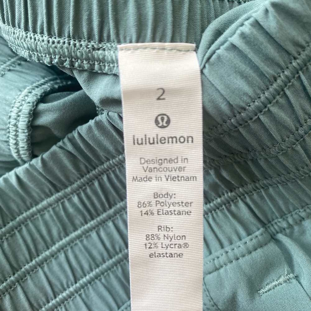 Lululemon wanderer jogger size 2!
